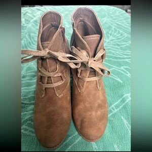 AXXIOM WOMENS FAUX SUEDE BOOTIES SIZE 8